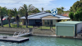 Ground floor, family unit on the canal with free WIFI!